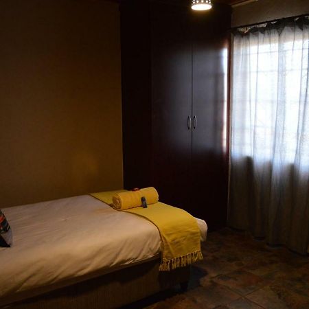 Esmarline Lodge Бритс Екстериор снимка